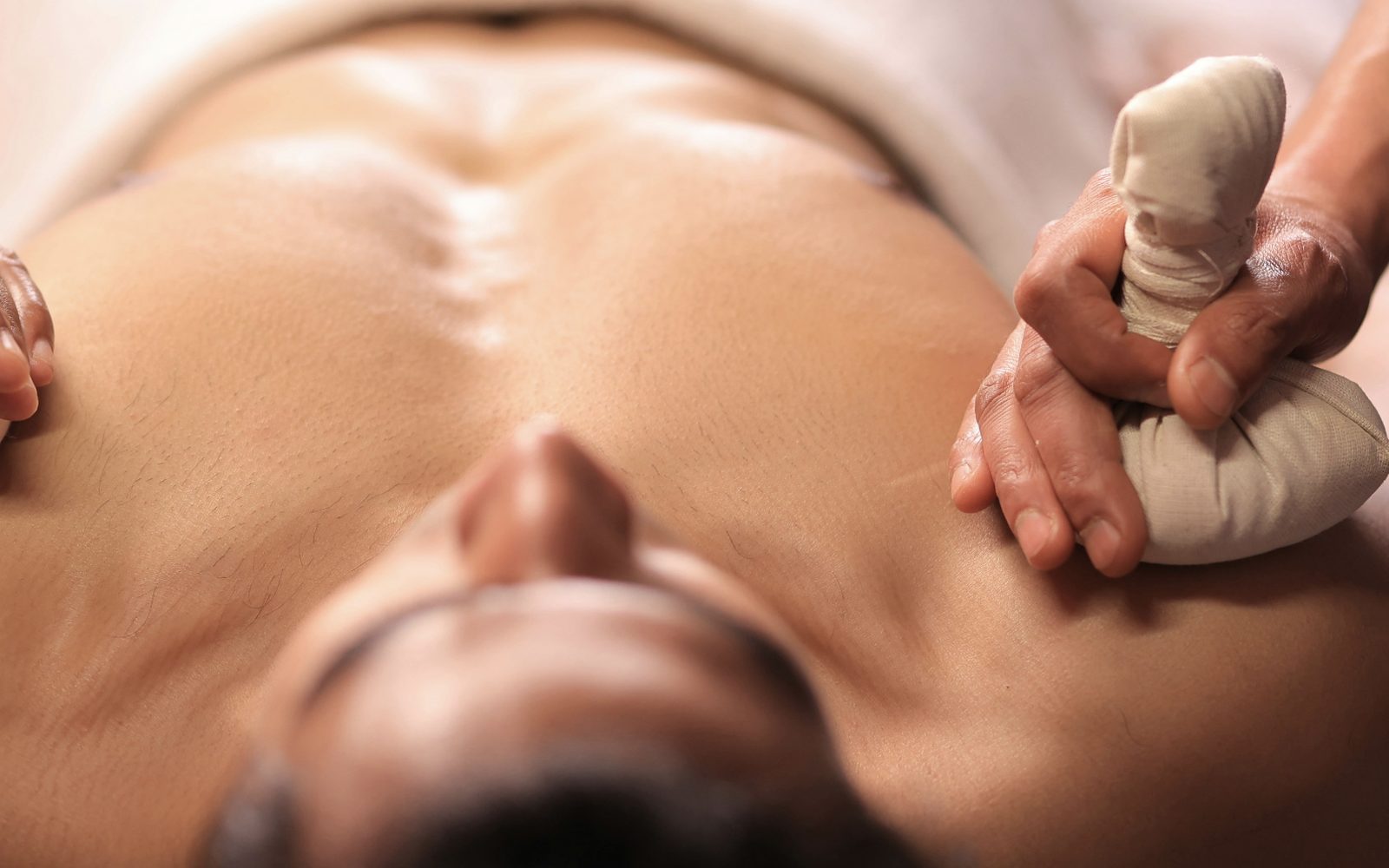 Lavoro mirato su spalle e trapezi durante un massaggio svedese breve